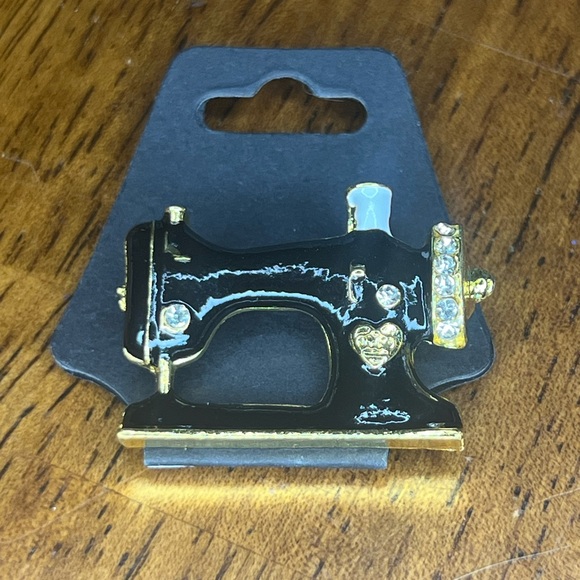 NWT - Retro Sewing Machine Brooch - Black - Picture 2 of 3
